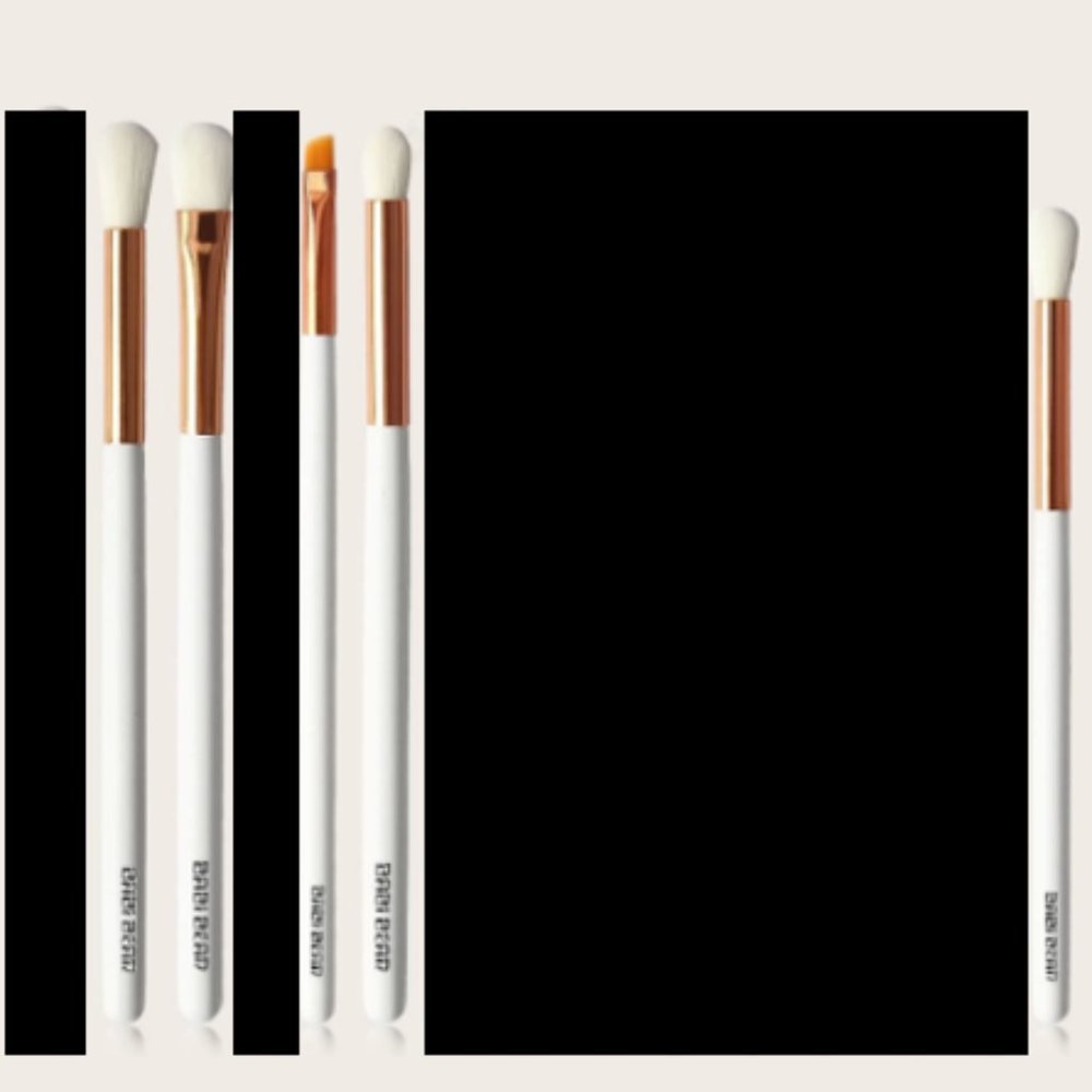 FREE EYESHADOW BRUSH WITH EVERY PURCHASE!